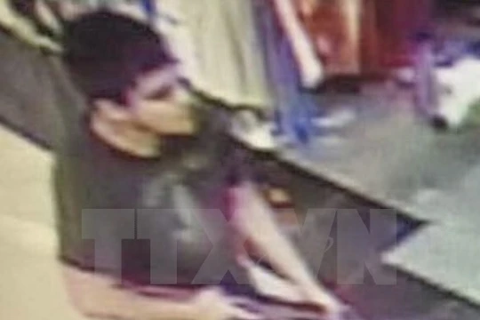 Hình ảnh đối tượng được cho là nghi phạm vụ xả súng do camera an ninh ghi lại tại trung tâm thương mại Cascade tối 23/9. (Nguồn: EPA/TTXVN).