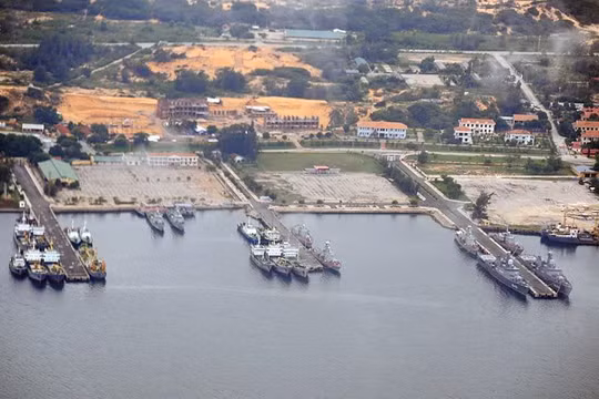 Quân cảng Cam Ranh.