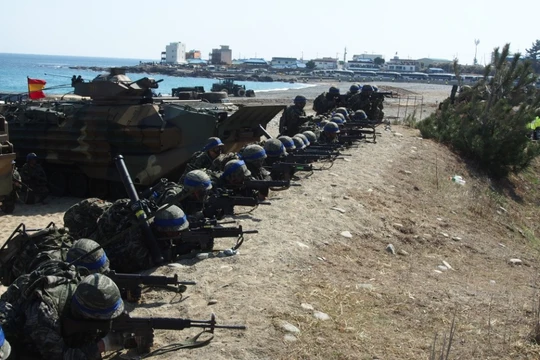 Thủy quân lục chiến Hàn Quốc tập trận pháo binh gần biên giới Triều Tiên