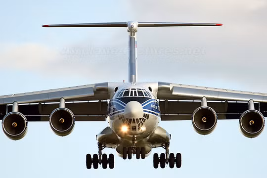 Máy bay IL-76.