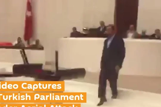 Quốc Hội Thổ Nhĩ Kỳ bị tấn công từ trên không trong vụ đảo chính (ảnh chụp màn hình: Sputnik)