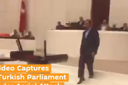 Quốc Hội Thổ Nhĩ Kỳ bị tấn công từ trên không trong vụ đảo chính (ảnh chụp màn hình: Sputnik)