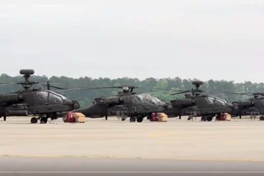 Dàn trực thăng Apache chuẩn bị xuất kích.