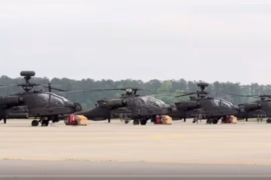 Dàn trực thăng Apache chuẩn bị xuất kích.