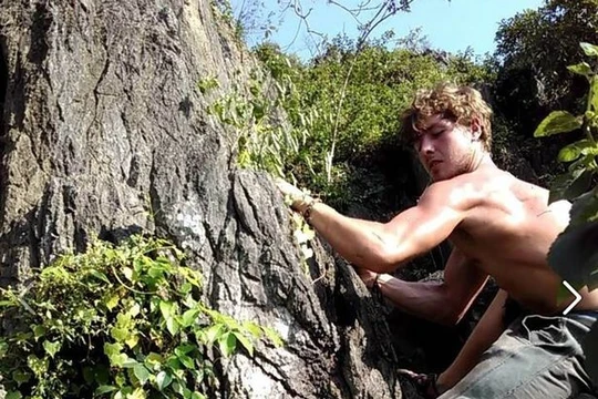 Aiden Shaw Webb và hình ảnh khi đang leo núi du lịch ở Việt Nam.