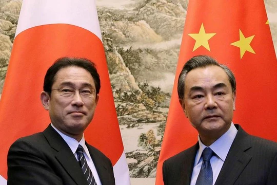 Ngày 25/7/2016, Ngoại trưởng Nhật Bản Fumio Kishida có cuộc hội đàm với người đồng cấp Trung Quốc, Vương Nghị. Ảnh: Đa Chiều.