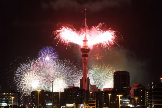  Pháo hoa đón chào năm mới 2017 ở bắn từ tháp Sky Tower ở New Zealand