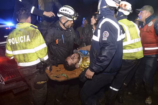 Vụ tai nạn máy bay chở nhiều cầu thủ Brazil tại Colombia có thể là do thiếu nhiên liệu.