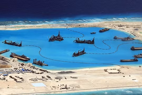 Tàu nạo vét, bồi lấp trái phép của Trung Quốc ở Đá Chữ Thập thuộc quần đảo Trường Sa của Việt Nam. (Nguồn: EPA).