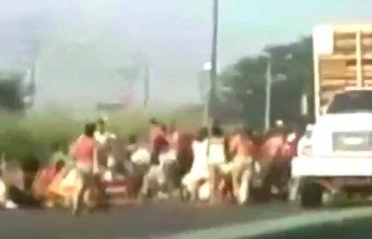 Khủng hoảng kinh tế, dân Venezuela chặn xe tải cướp gà.