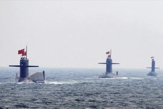 Quân đội Trung Quốc tổ chức lễ duyệt binh ở vùng biển Thanh Đảo. Nguồn ảnh: Reuters/Đa Chiều.