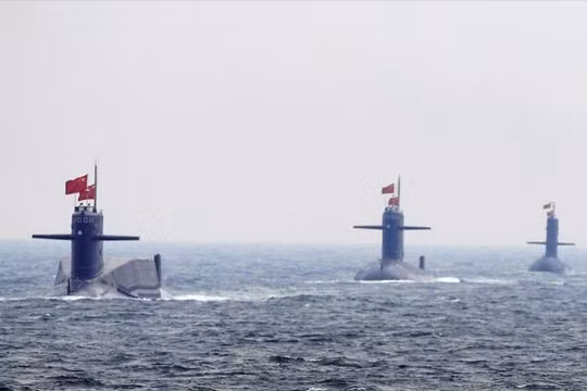 Quân đội Trung Quốc tổ chức lễ duyệt binh ở vùng biển Thanh Đảo. Nguồn ảnh: Reuters/Đa Chiều.