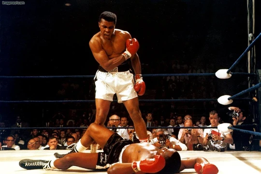 Muhammad Ali giành chiến thắng knock out trên võ đài khi còn trẻ.
