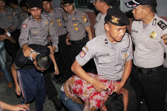 Các thủ phạm trong vụ cưỡng hiếp và sát hại nữ sinh Yuyun bị dẫn giải ra tòa.