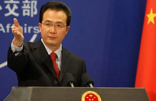 Lemonde: Trung Quốc có nói gì đi nữa cũng phải ý thức được việc chấp hành phán quyết PCA (ảnh: Người phát ngôn Bộ Ngoại giao Trung Quốc Hồng Lỗi).