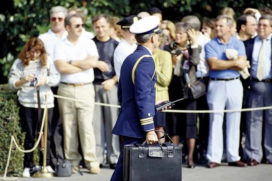 1 nhân viên sách cặp hạt nhân cho Tổng thống Mỹ Obama.