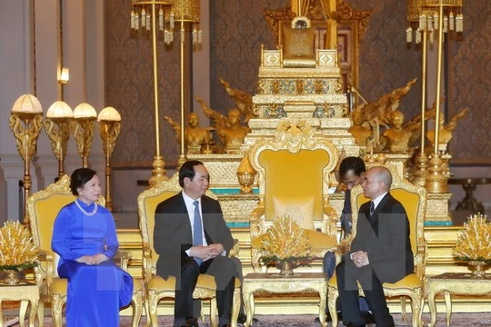 Quốc vương Campuchia Norodom Sihamoni tiếp Chủ tịch nước Trần Đại Quang và Phu nhân. (Ảnh: Nhan Sáng/TTXVN).