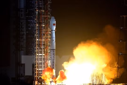 Tên lửa đẩy Trường Chinh-4C mang theo vệ tinh Dao Cảm-29 rời bệ phóng tại Trung tâm phóng vệ tinh Thái Nguyên thuộc tỉnh Sơn Tây, miền bắc Trung Quốc ngày 27/11. (Nguồn: THX/TTXVN)