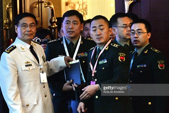 Ông Tôn Kiến Quốc (áo trắng, bên trái, ngoài cùng). Ảnh: Getty Image.