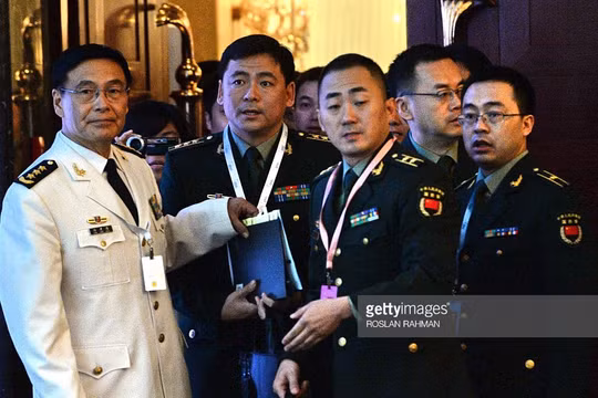 Ông Tôn Kiến Quốc (áo trắng, bên trái, ngoài cùng). Ảnh: Getty Image.