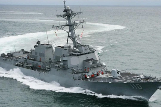 Ngày 10/5/2016, tàu khu trục USS William P. Laurence tiến hành tuần tra vùng biển 12 hải lý đá Chữ Thập thuộc quần đảo Trường Sa của Việt Nam hiện do Trung Quốc chiếm đóng bất hợp pháp. Nguồn ảnh: USNI.