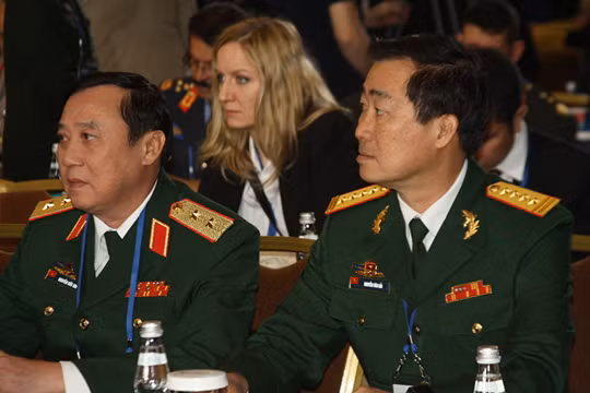 Phái đoàn quân sự của Việt Nam sang thăm Nga dưới sự dẫn đầu của Bộ trưởng Ngô Xuân Lịch.