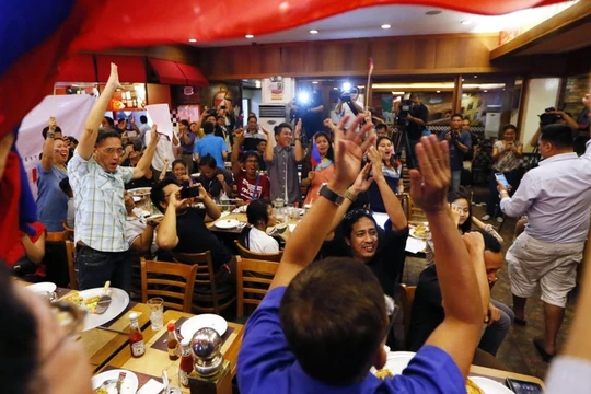 Người dân Philippines vỡ òa trong niềm vui sau khi Tòa Trọng tài Thường trực đã chính thức ra phán quyết cuối cùng về vụ kiện Biển Đông