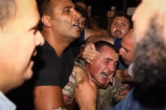 Binh sĩ quân đội Thổ Nhĩ Kỳ gây đảo chính bị người dân khống chế. Ảnh: Chinatimes.