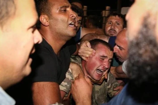 Binh sĩ quân đội Thổ Nhĩ Kỳ gây đảo chính bị người dân khống chế. Ảnh: Chinatimes.