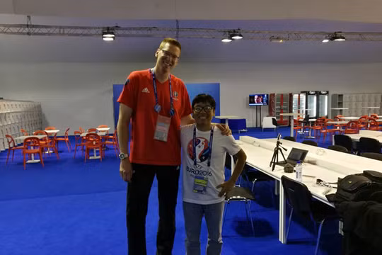 Chiều cao trung bình của người Việt (phải) thuộc top 5 thấp nhất thế giới (Ảnh minh họa).