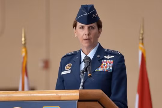 Tướng 4 sao Không quân Lori J. Robinson