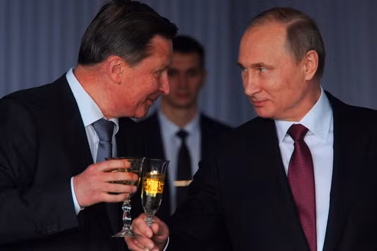 Ông Sergei Ivanov (bên trái) và Tổng thống Putin.