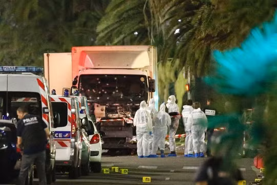Hiện trường vụ khủng bố đẫm máu dịp Quốc khánh Pháp