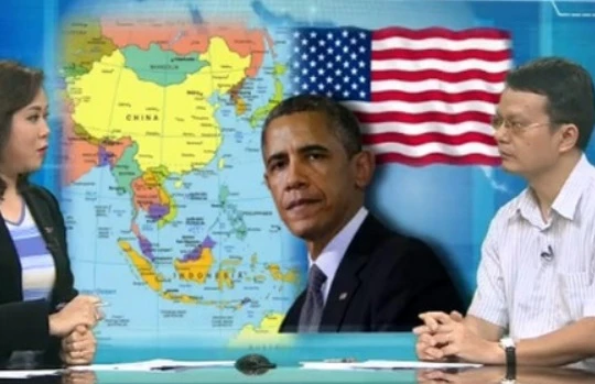 Ông Trần Việt Thái - Phó Viện trưởng Viện nghiên cứu Chiến lược Bộ Ngoại giao Việt Nam (bên phải) trong cuộc trao đổi với BTV của Đài truyền hình VTV.