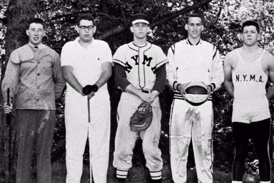 Donald Trump (đứng giữa) khi còn trẻ.