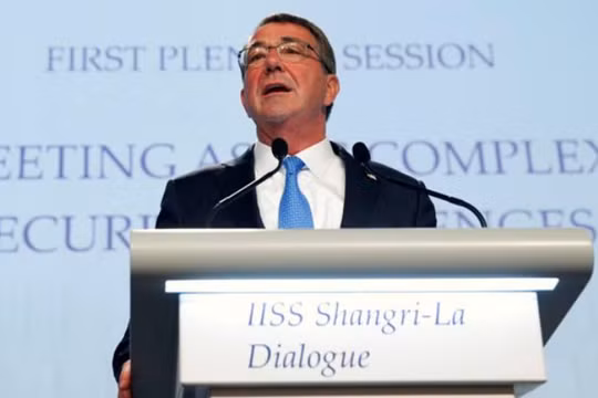 Bộ trưởng Quốc phòng Mỹ Ashton B. Carter phát biểu tại Đối thoại Shangri-La 2016, Singapore. 