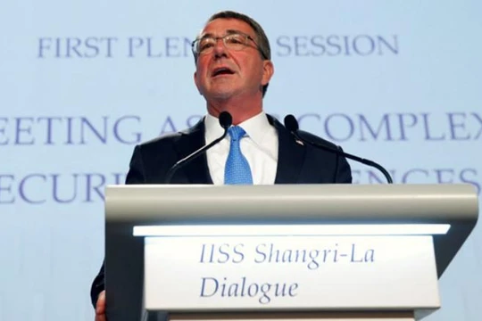 Bộ trưởng Quốc phòng Mỹ Ashton B. Carter phát biểu tại Đối thoại Shangri-La 2016, Singapore. 