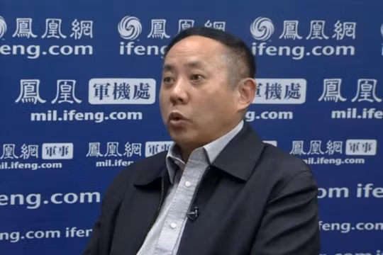 Vương Vân Phi, chuyên gia tác chiến và trang bị hải quân Trung Quốc, từng làm việc nhiều năm ở Bộ Tổng tham mưu, cơ quan tác chiến hải quân, Quân đội Trung Quốc; từng là chỉ huy phó tàu khu trục, nhiều lần tham gia hoạt động tuần tra bất hợp pháp ở Biển Đ