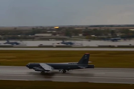 Mỹ huy động 12 máy bay ném bom B-52 tập trận tấn công hạt nhân.