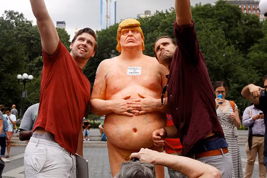 Tượng Donald Trump khỏa thân có thể bán được 20 ngàn USD