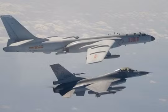 Máy bay F-16 của Đài Loan bay giám sát H-6 của PLA ở vùng trời gần Đài Loan (Ảnh: Đông Phương).