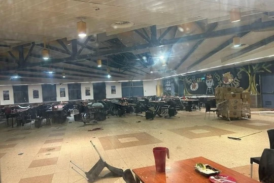 Cảnh ngổn ngang ở căng-tin căn cứ Israel bị máy bay không người lái tự sát của Hezbollah đánh trúng, trên sàn nhà còn các vết máu (Ảnh: Đông Phương)