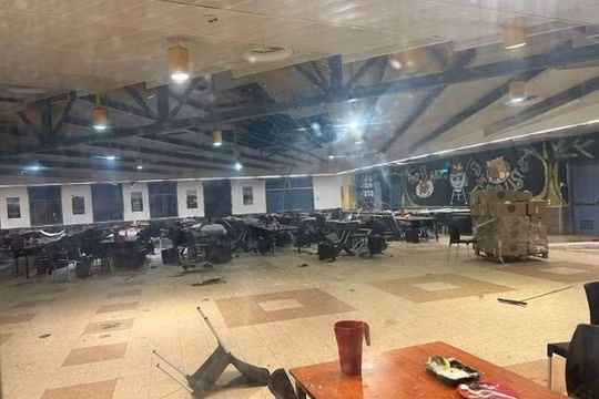 Cảnh ngổn ngang ở căng-tin căn cứ Israel bị máy bay không người lái tự sát của Hezbollah đánh trúng, trên sàn nhà còn các vết máu (Ảnh: Đông Phương)