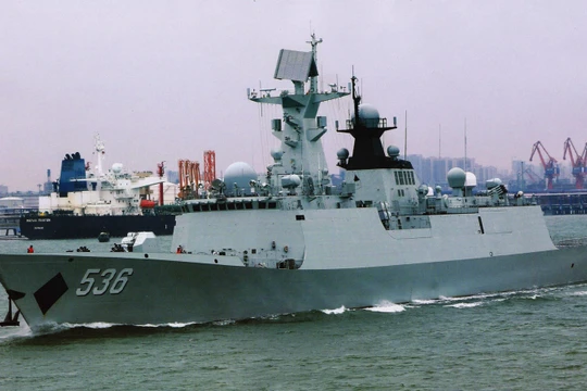 Tàu hộ vệ tên lửa Type 054A mà Trung Quốc đưa tới vùng biển Natuna đối đầu với hải quân Indonesia (Ảnh: Đa Chiều)