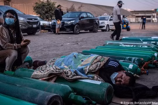 Một bệnh nhân COVID-19 và người nhà chờ đợi được thở oxy (Ảnh: Getty/Deutsche Welle).