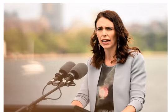 Thủ tướng New Zealand Jacinda Ardern thông báo về tình hình biến thể Omicron lây truyền trong cộng đồng và quyết định hủy bỏ đám cưới của bản thân (Ảnh: ICphoto).