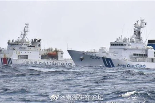 Sau khi ban hành "Luật Hải cảnh" mới, số lượng tàu Hải cảnh Trung Quốc đi vào vùng biển quần đảo Senkaku/Điếu Ngư nhiều kỉ lục (Ảnh: Dwnews).