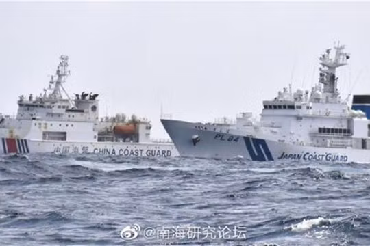 Tàu cảnh sát Biển Nhật xua đuổi tảu Hải cảnh Trung Quốc ở vùng biển quần đảo Senkaku/Điếu Ngư (Ảnh: Dwnews).