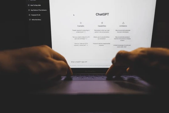 Quá sùng bái và tin tưởng AI trong một số trường hợp có thể gây hại. Ảnh: Singtao.