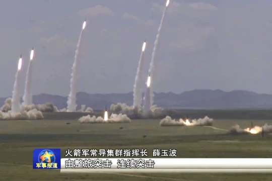 Hình ảnh "Thập đạn tề xạ" gây rúng động dư luận đăng tải trên trang Giải phóng quân báo hôm 24/9 (Ảnh: new.qq.com).